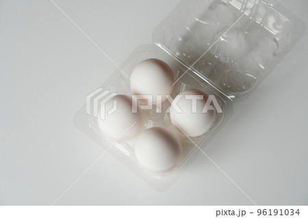 透明容器に入った卵 96191034