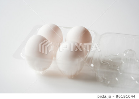 透明容器に入った卵 96191044