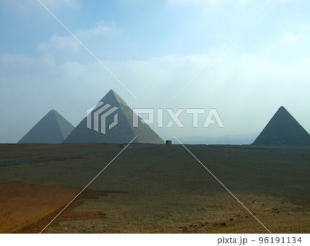 ギザの三大ピラミッド 96191134