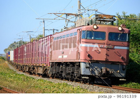 JR貨物 EF81形電気機関車(400番台・ローズピンク)の写真素材 JR貨物 EF81形電気機関車(400番台・ローズピンク)の写真素材