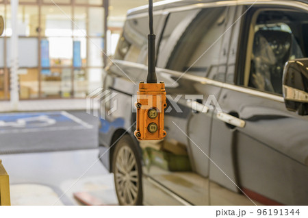 自動車整備工場――昇降機のスイッチ 自動車整備工場――昇降機のスイッチ 96191344