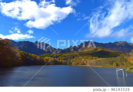 長野県　戸隠　紅葉の鏡池 96191529