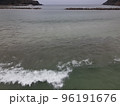 打ち寄せる波 96191676