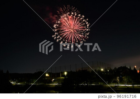 開園を祝いジブリパークで打ち上げ花火 開園を祝いジブリパークで打ち上げ花火 96191716