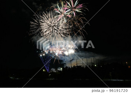 開園を祝いジブリパークで打ち上げ花火 開園を祝いジブリパークで打ち上げ花火 96191720