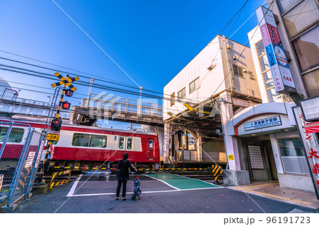 日本の横浜都市景観 夕日を浴びる京急新子安駅や京浜急行などを望む 日本の横浜都市景観 夕日を浴びる京急新子安駅や京浜急行などを望む 96191723