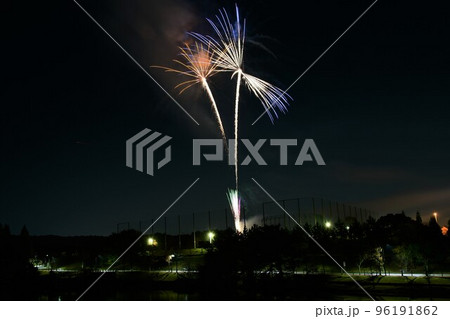 開園を祝いジブリパークで打ち上げ花火 開園を祝いジブリパークで打ち上げ花火 96191862