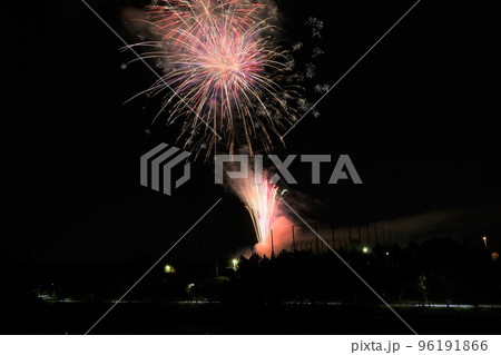 開園を祝いジブリパークで打ち上げ花火 開園を祝いジブリパークで打ち上げ花火 96191866