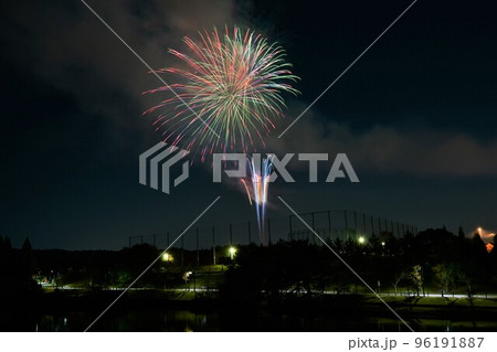 開園を祝いジブリパークで打ち上げ花火 96191887