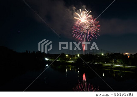 開園を祝いジブリパークで打ち上げ花火 開園を祝いジブリパークで打ち上げ花火 96191893