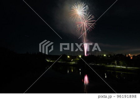 開園を祝いジブリパークで打ち上げ花火 開園を祝いジブリパークで打ち上げ花火 96191898