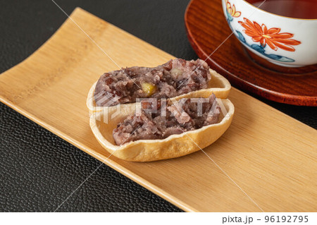 お茶と和菓子　最中 96192795