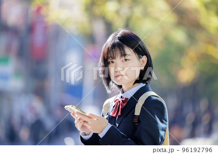 スマホを見ている女子高生 スマホを見ている女子高生 96192796