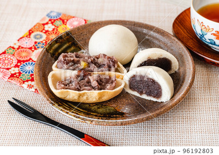 ティータイムの和菓子とお茶 96192803