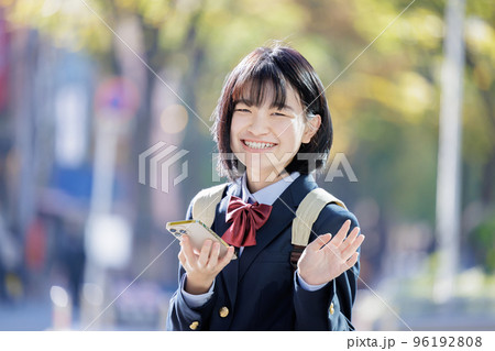 手を振る女子高生 96192808