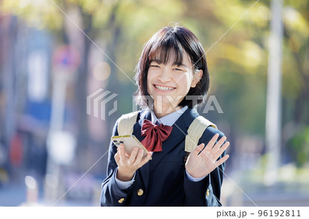 手を振る女子高生 手を振る女子高生 96192811
