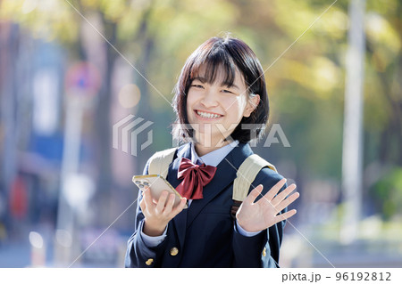 手を振る女子高生 96192812