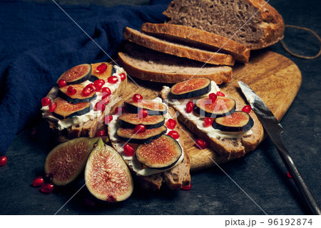 slices of rye bread with figs and pomegranate 96192874