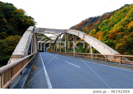 日光市川俣・野門橋と紅葉／栃木県日光市川俣 96192889