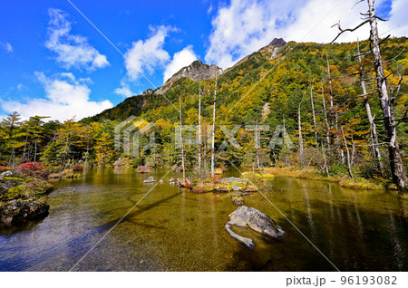 明神池の紅葉 96193082