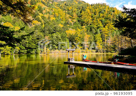穂高神社奥宮と明神池の紅葉 96193095