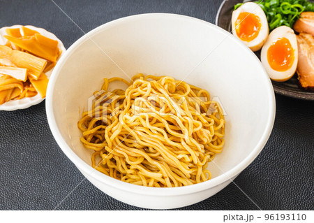 トッピングの具材と中華麺 トッピングの具材と中華麺 96193110