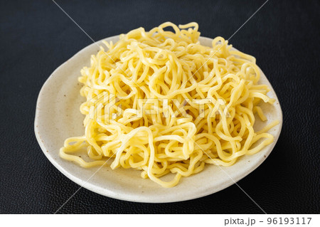 茹でた中華麺 96193117