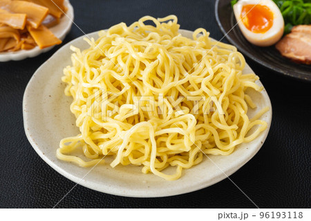 茹でた中華麺 茹でた中華麺 96193118