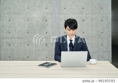 パソコンに向かって作業する男性 96193593