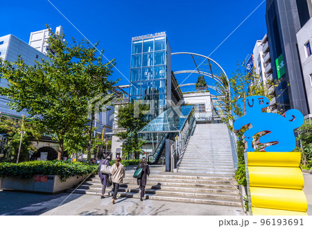 日本の東京都市景観 10月。忍び寄る新たな変異株…屋外での感染リスクはほぼないが…渋谷公園＝26日 96193691