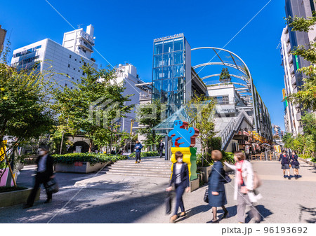 日本の東京都市景観 10月。忍び寄る新たな変異株…屋外での感染リスクはほぼないが…渋谷公園＝26日 96193692