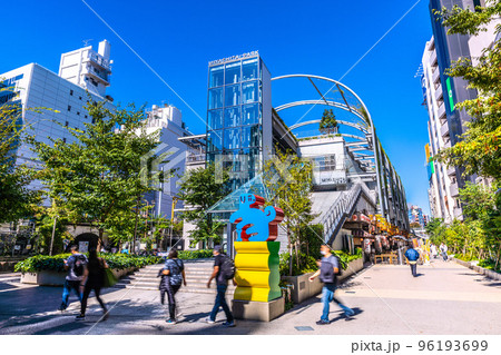 日本の東京都市景観 10月。忍び寄る新たな変異株…屋外での感染リスクはほぼないが…渋谷公園＝26日 96193699