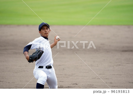 左投手の投球（高校野球） 96193813