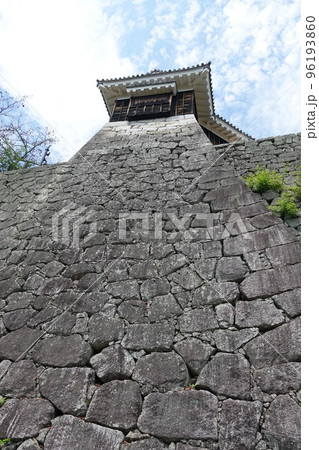 松山市の中心部、勝山（標高132m）にそびえ立つ松山城は、賤ヶ岳の合戦で有名な七本槍の 96193860