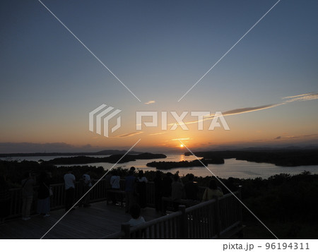 三重県志摩市大王町ともやま公園の桐垣展望台ウッドデッキからの夕景 96194311