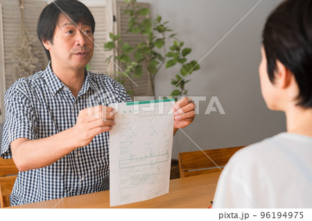 ミドル女性に離婚届を突き付けるミドル男性　熟年離婚イメージ 96194975