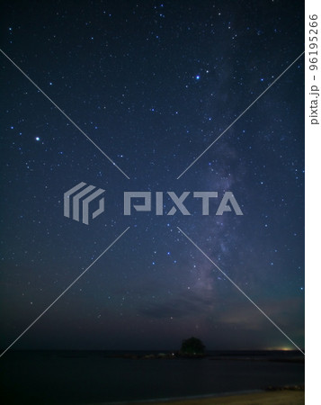 初秋の志摩半島　あずり浜　雀島より立ち上る銀河 96195266