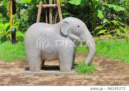 【山口県】周南市徳山動物園　象の石像 96195272