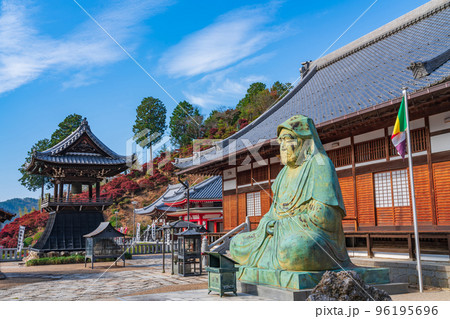 秋の大龍寺、紅葉するドウダンツツジ〈岐阜県岐阜市〉 秋の大龍寺、紅葉するドウダンツツジ〈岐阜県岐阜市〉 96195696