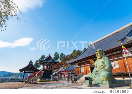 秋の大龍寺、紅葉するドウダンツツジ〈岐阜県岐阜市〉 96195699