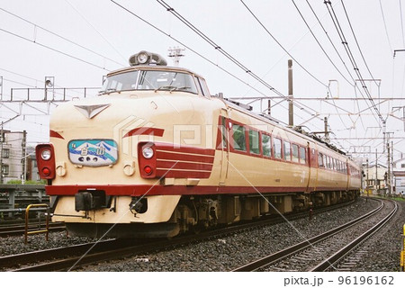 東北本線をゆく489系の懐かしの特急白山号（2005年10月に運行された臨時列車） 96196162