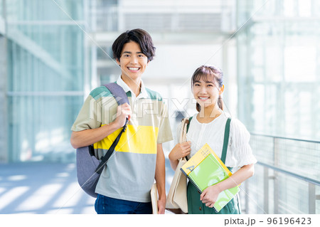 大学生の男女 96196423