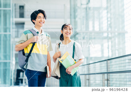 大学生の男女 96196428