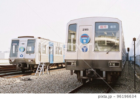 車両基地に停車する横浜市営地下鉄ブルーラインの1000形と2000形 車両基地に停車する横浜市営地下鉄ブルーラインの1000形と2000形 96196634