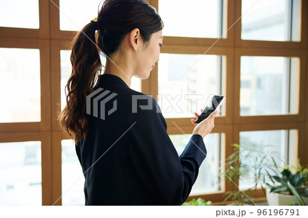 オフィスで働く女性 96196791