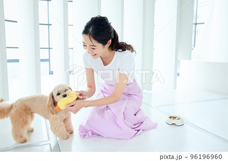 愛犬と遊ぶ女性 96196960