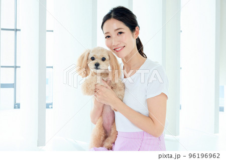 愛犬と遊ぶ女性 96196962