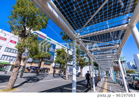 日本の川崎都市景観 川崎駅や駅前のソーラパネルなどを望む 96197063
