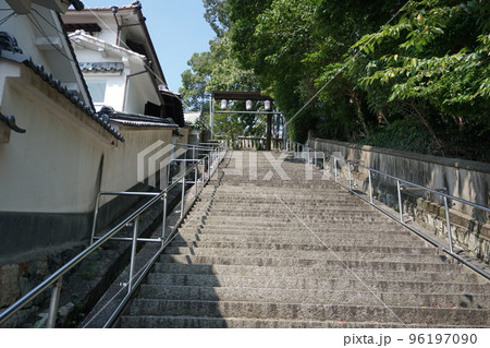 倉敷市美観地区の阿智神社の参道階段 倉敷市美観地区の阿智神社の参道階段 96197090