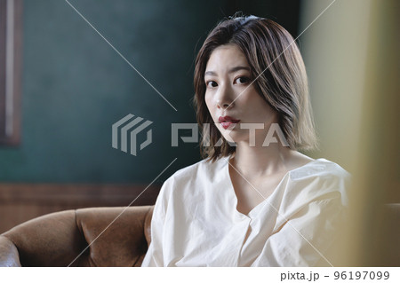 ソファに座る女性 ソファに座る女性 96197099